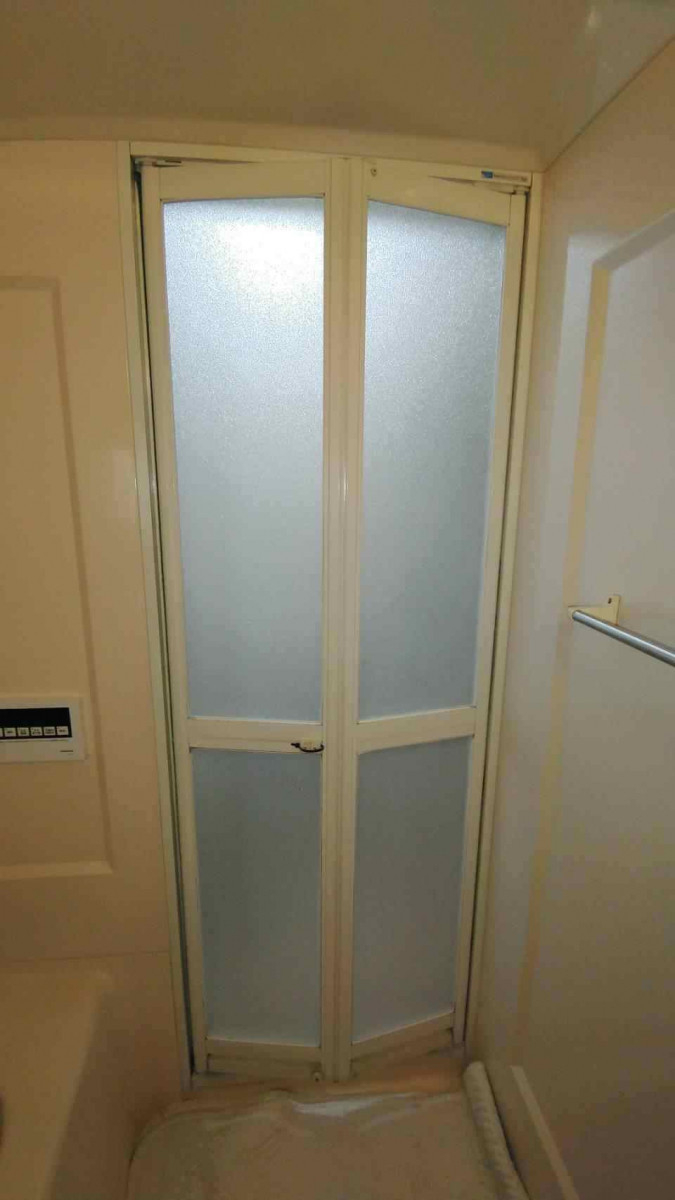 井口ガラスサッシ工業の浴室折戸の取替工事の施工前の写真1