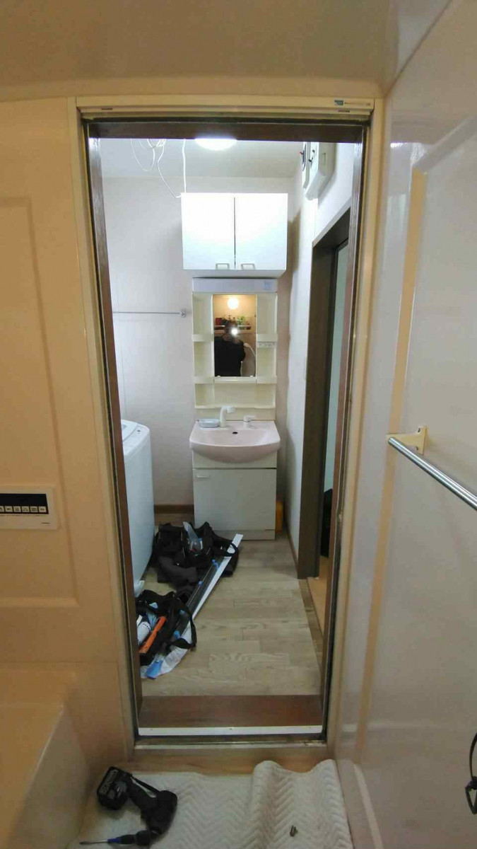 井口ガラスサッシ工業の浴室折戸の取替工事の施工前の写真2