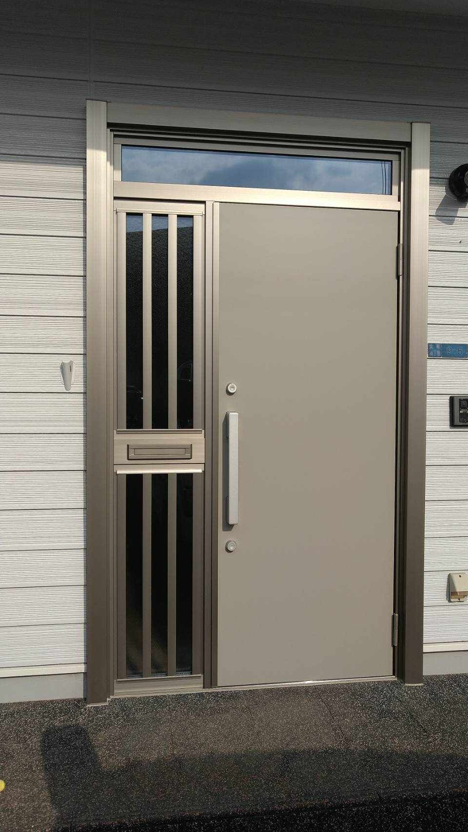 井口ガラスサッシ工業の玄関ドアをリフォームの施工後の写真1