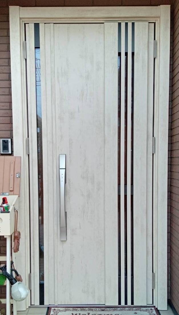 TGネクストのリシェント玄関ドア　1DAYリフォームの施工後の写真1