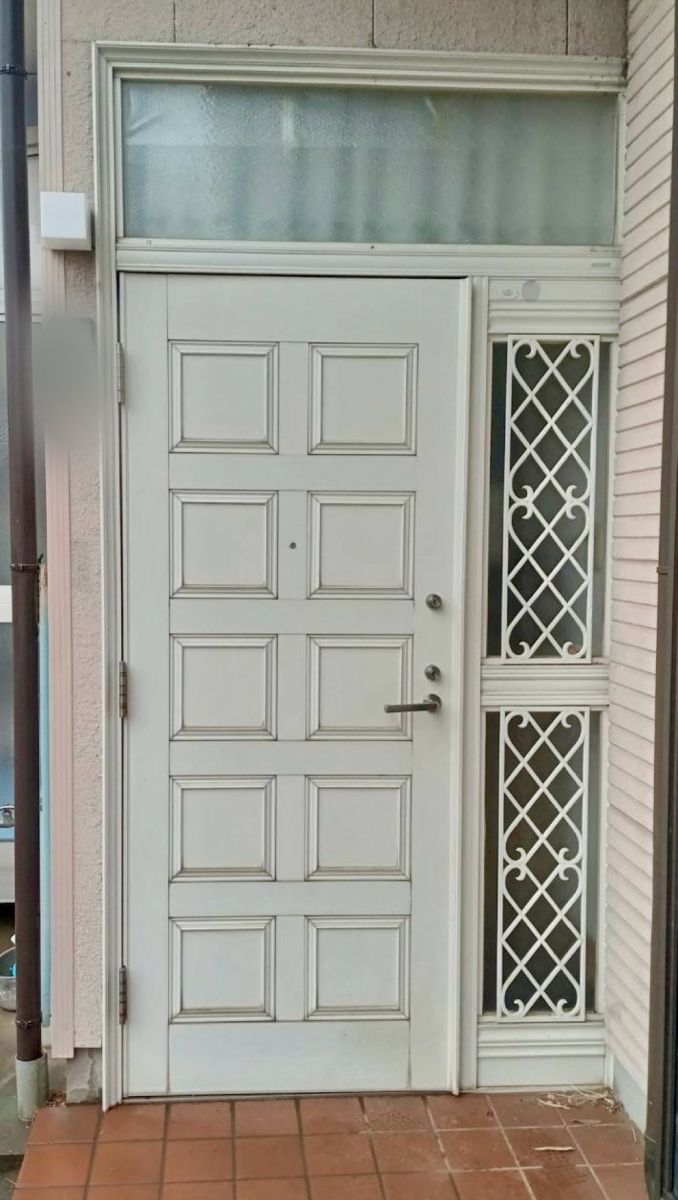 TGネクストのリシェント玄関ドア　1DAYリフォームの施工前の写真1