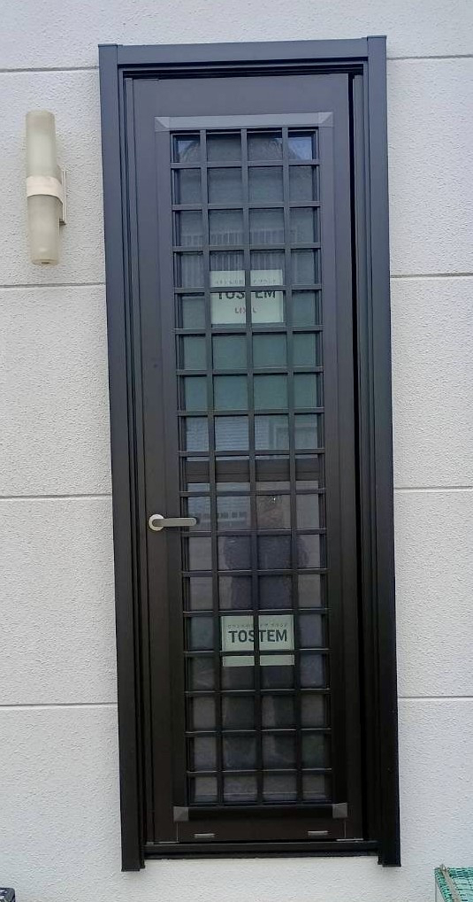 TGネクストの群馬県伊勢崎市【リシェント勝手口ドア】1DAYリフォームの施工後の写真1