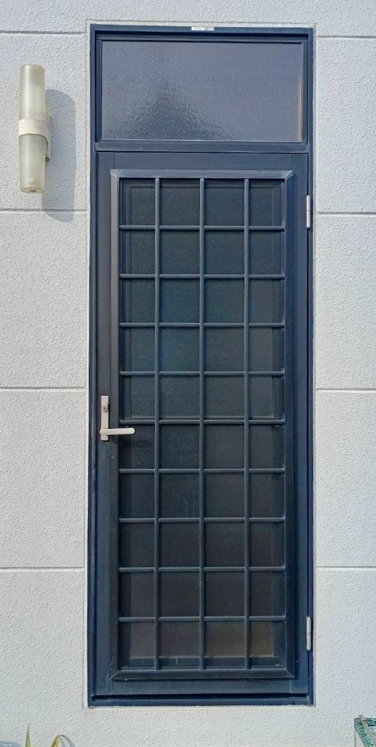 TGネクストの群馬県伊勢崎市【リシェント勝手口ドア】1DAYリフォームの施工前の写真1