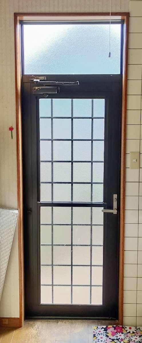 TGネクストの群馬県伊勢崎市【リシェント勝手口ドア】1DAYリフォームの施工前の写真2