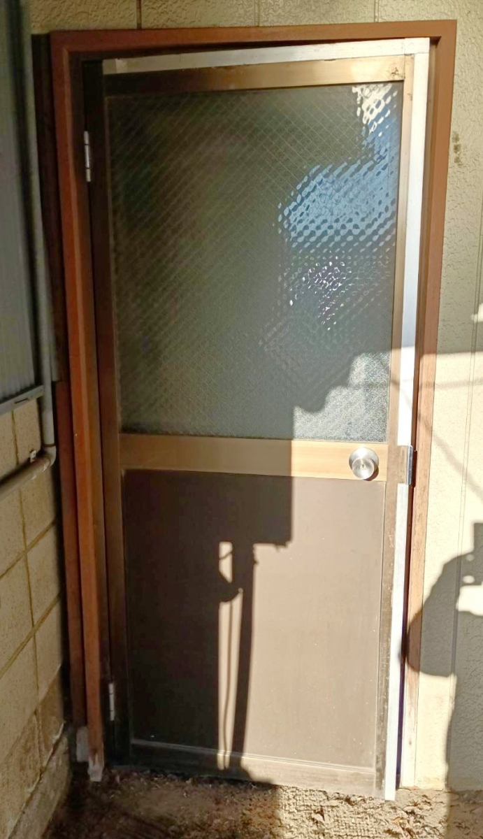 TGネクストの群馬県桐生市【LIXIL　リシェント勝手口ドア】1DAYリフォームの施工前の写真1