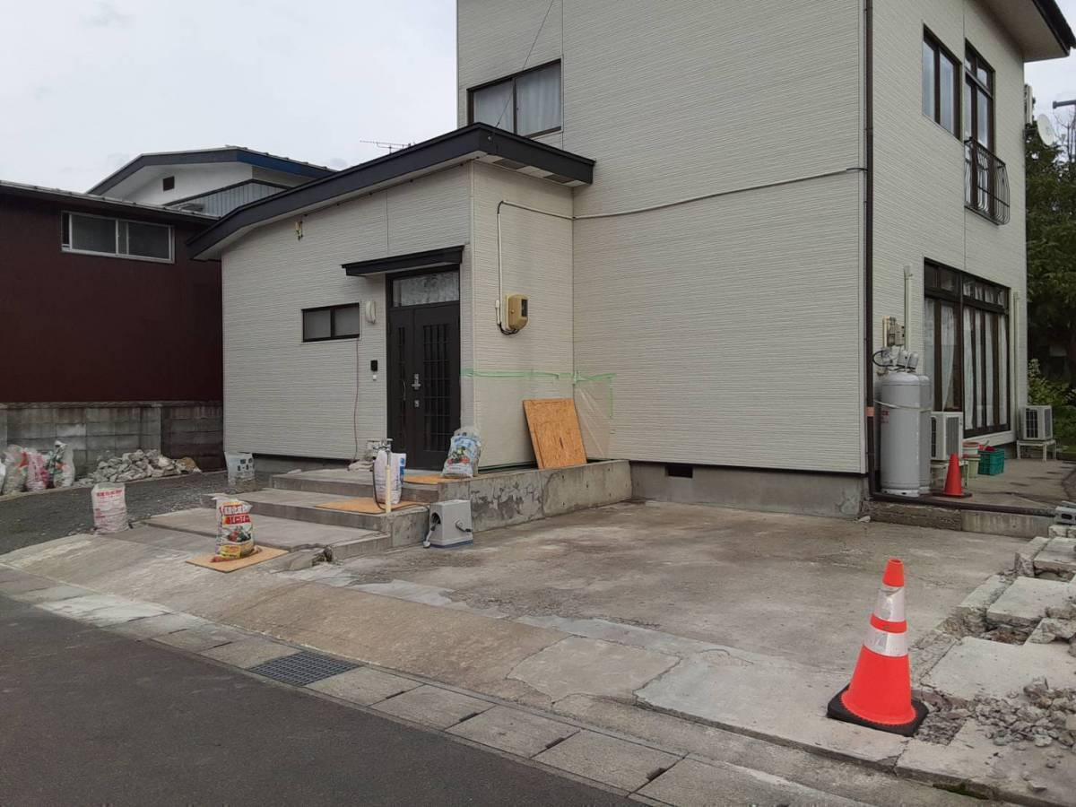 AKBT 土崎港店のLIXIL　カーポートＳＴ横連棟（オータム）の施工前の写真2