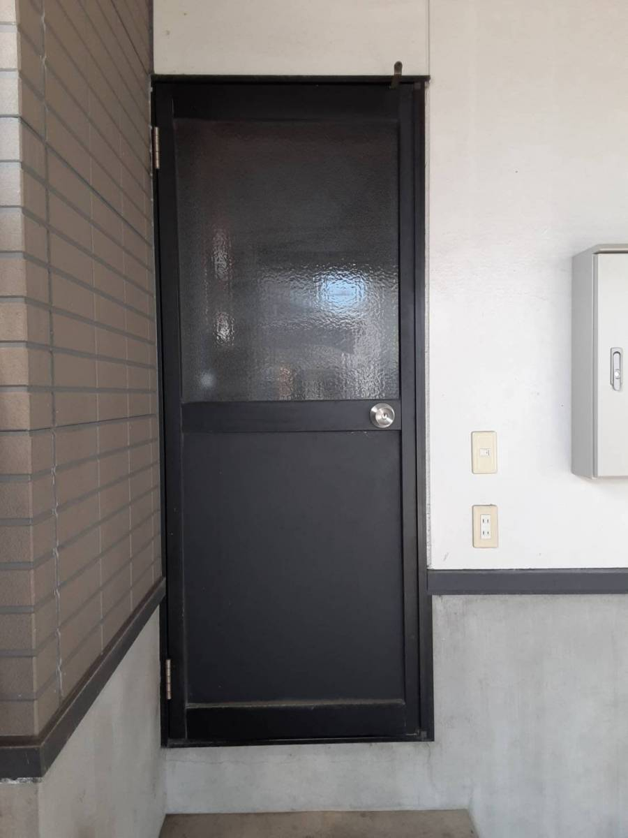 AKBT 土崎港店のLIXIL　リシェント勝手口ドアの施工前の写真1