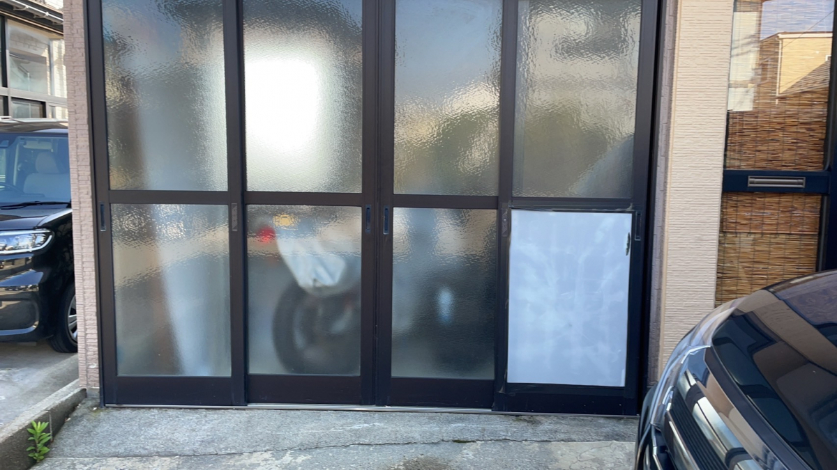 AKBT 土崎港店のガラス交換の施工前の写真1