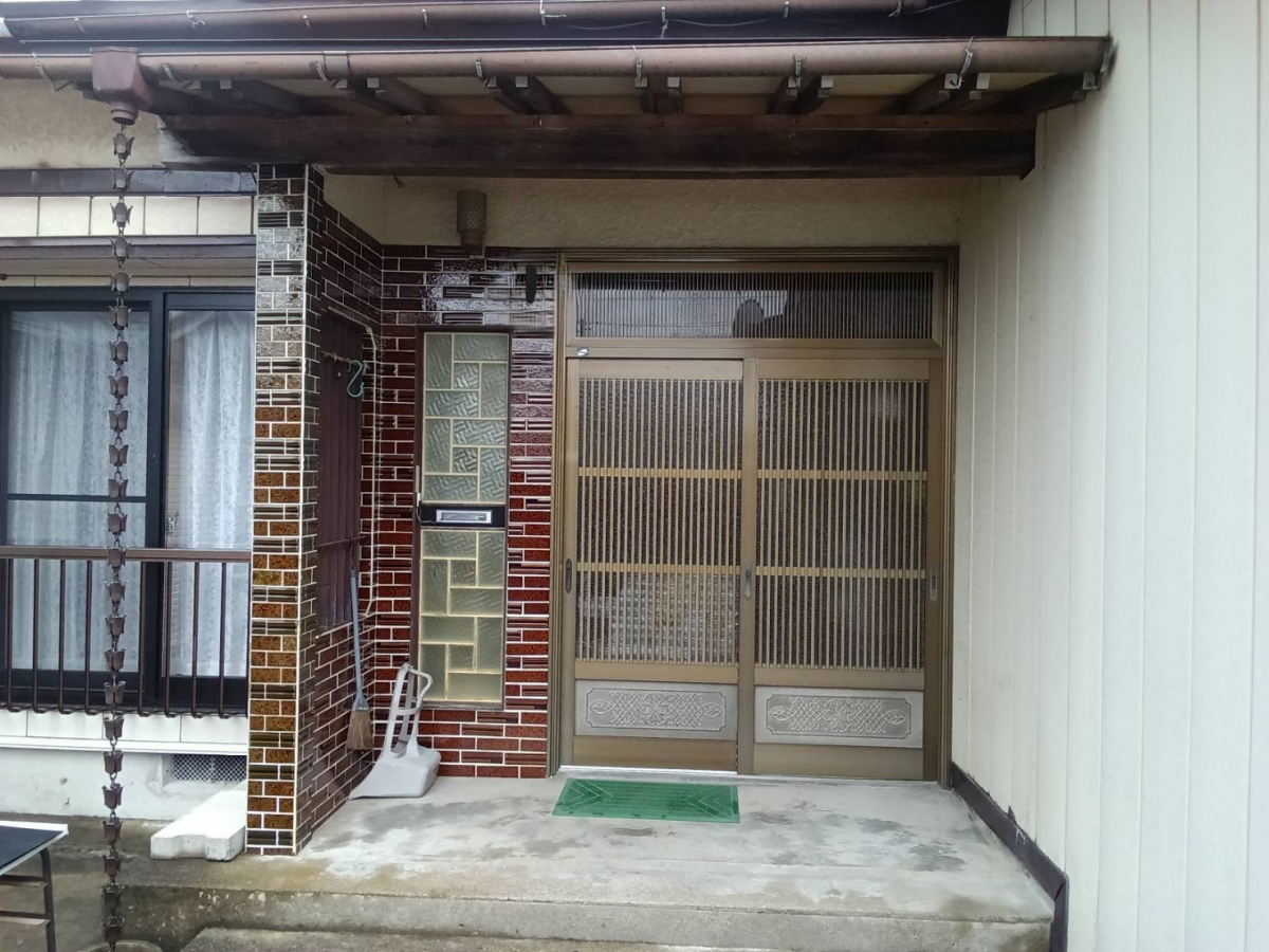 秋田ビルテックのLIXIL【ツインガードと玄関引戸リシェント】の施工前の写真1