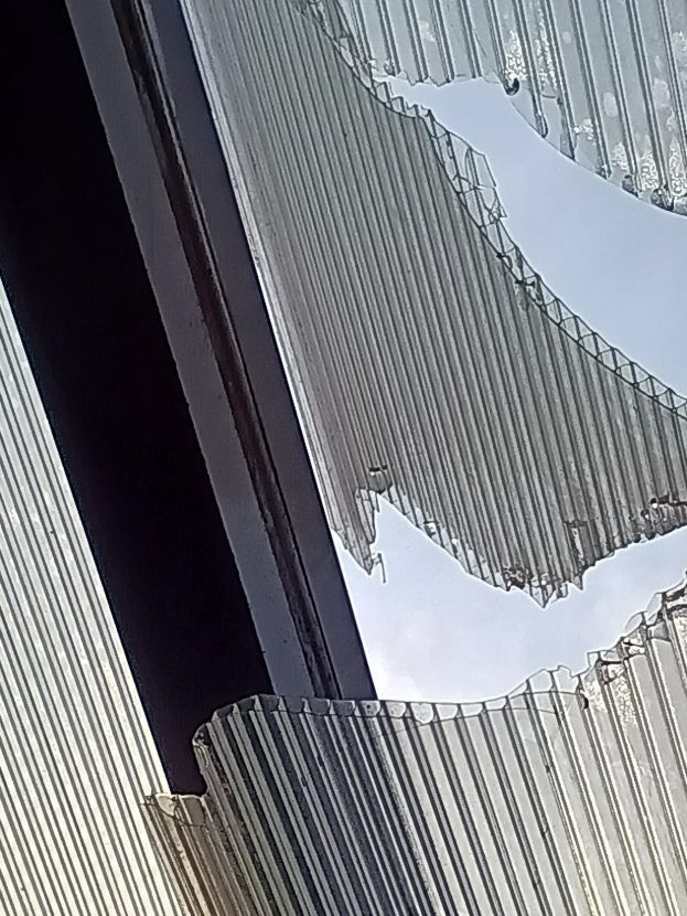 秋田ビルテックの風除室屋根修理の施工前の写真2