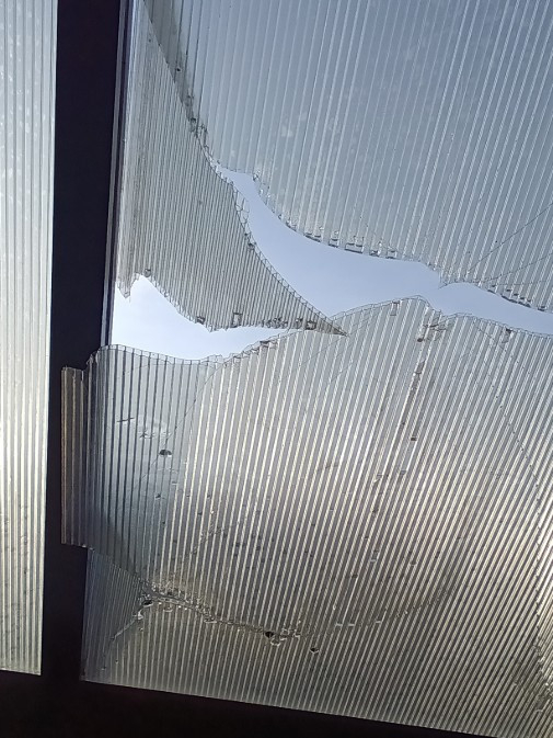 秋田ビルテックの風除室屋根修理の施工前の写真3