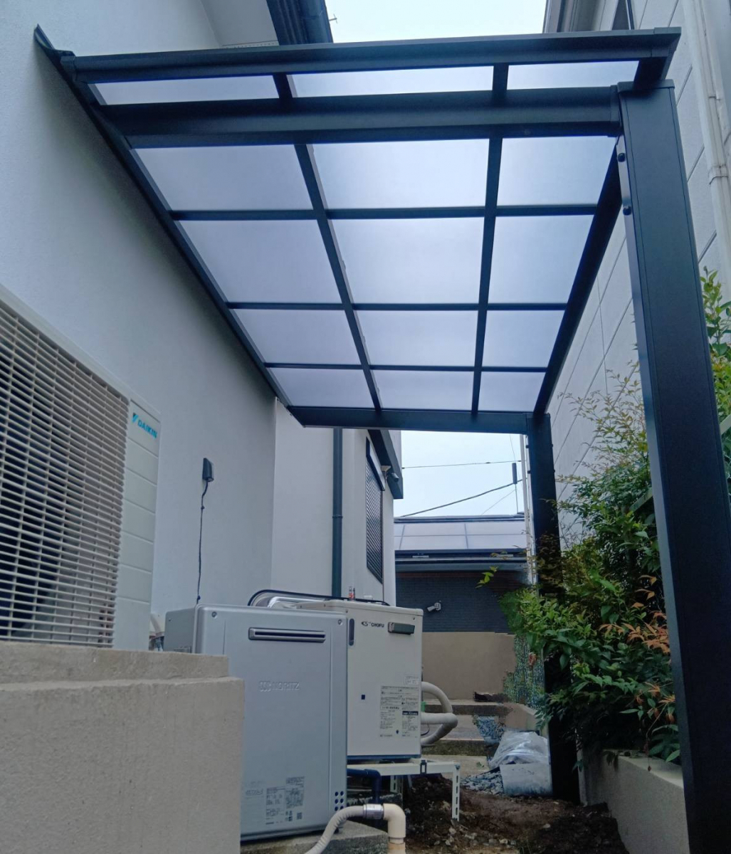 マド工房の大事な物を雨から守ります。の施工後の写真1