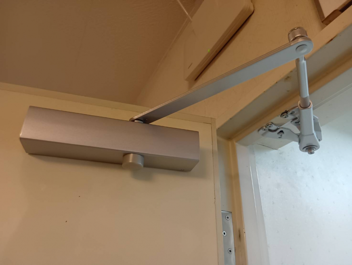 マド工房のドアが勝手にバタンと閉まる⁉　　ドアクローザー交換　【大子】【水戸】の施工後の写真1