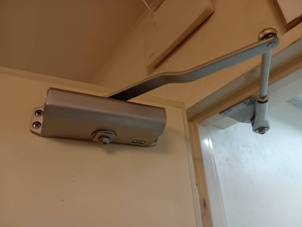 マド工房のドアが勝手にバタンと閉まる⁉　　ドアクローザー交換　【大子】【水戸】の施工前の写真1