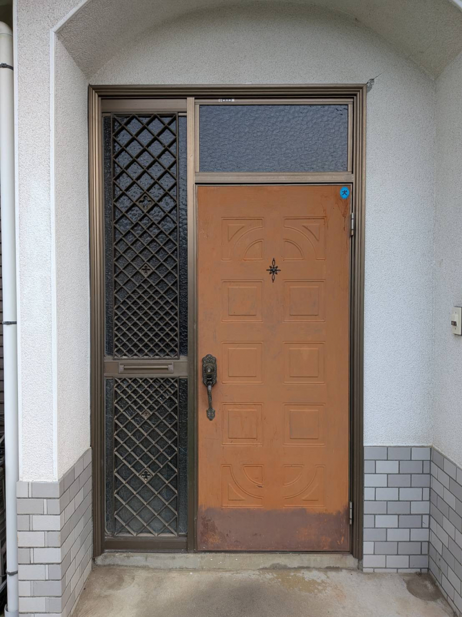 マド工房の玄関リシェント工事の施工前の写真1