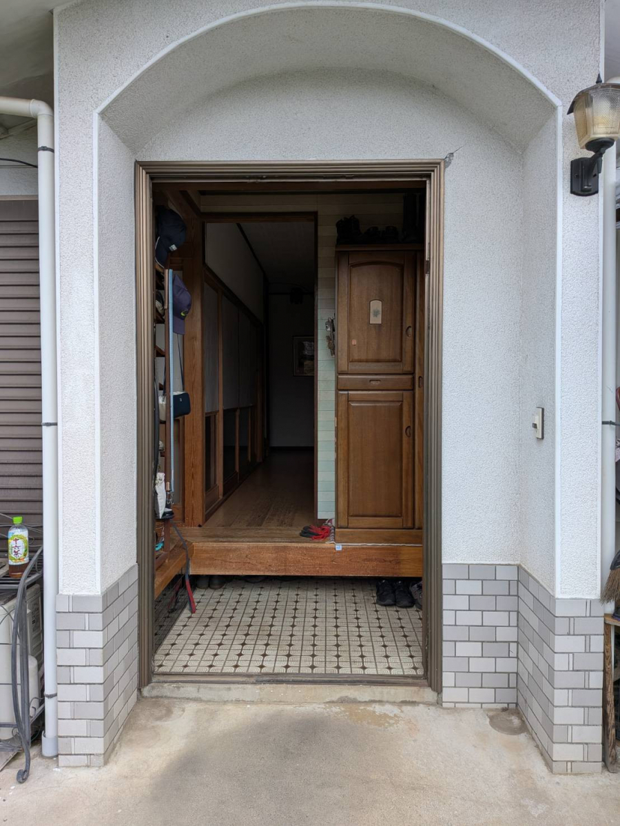 マド工房の玄関リシェント工事の施工前の写真2