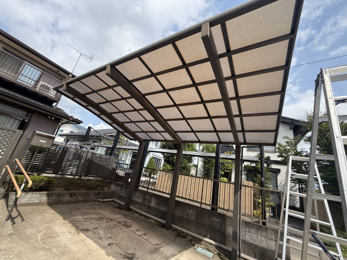 マド工房の屋根材張り替えで見た目がスッキリ！の施工前の写真1
