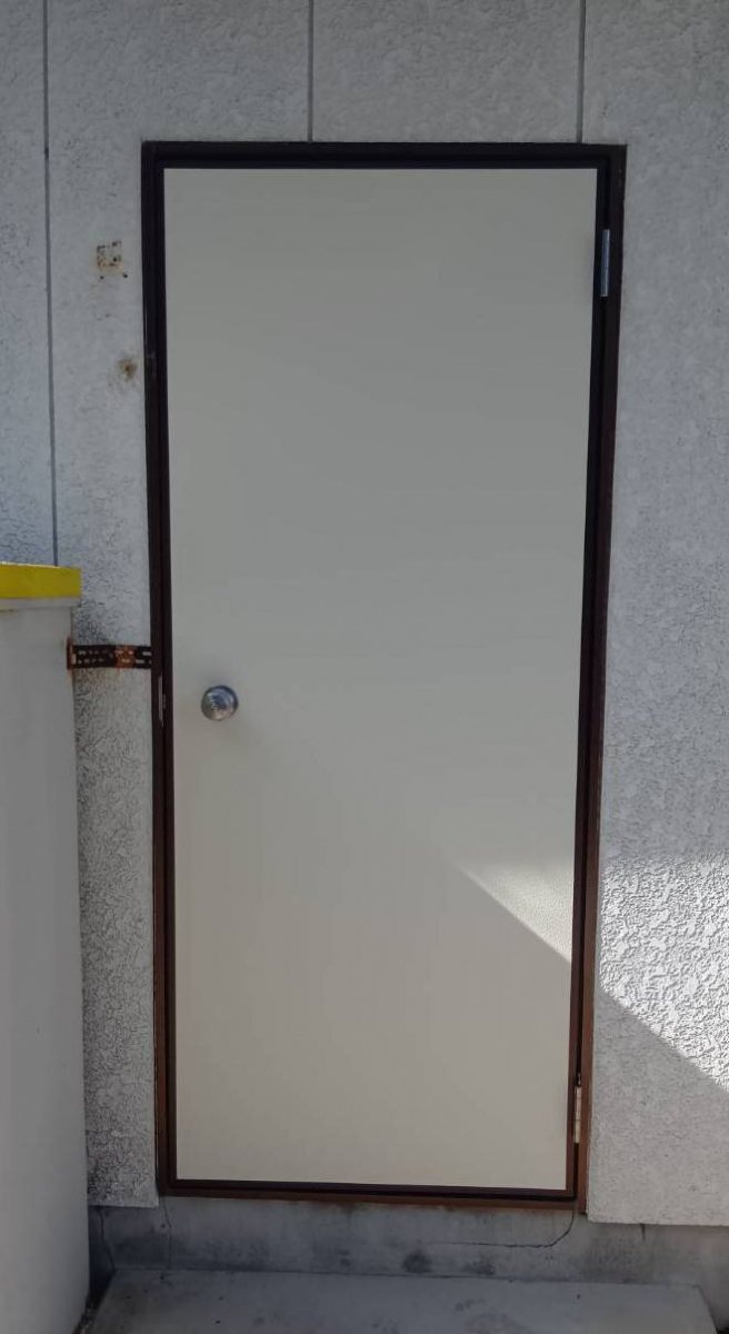 マド工房のドアの入替工事の施工後の写真1