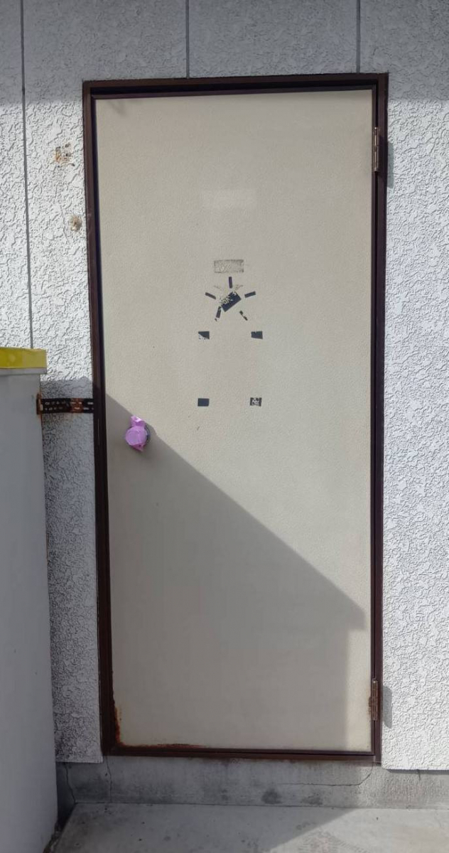 マド工房のドアの入替工事の施工前の写真1