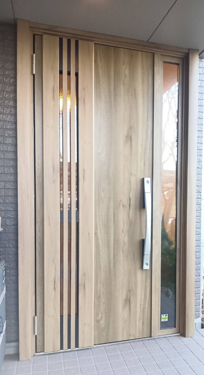 マド工房の網戸付き玄関ドアで換気もバッチリ！！の施工後の写真1