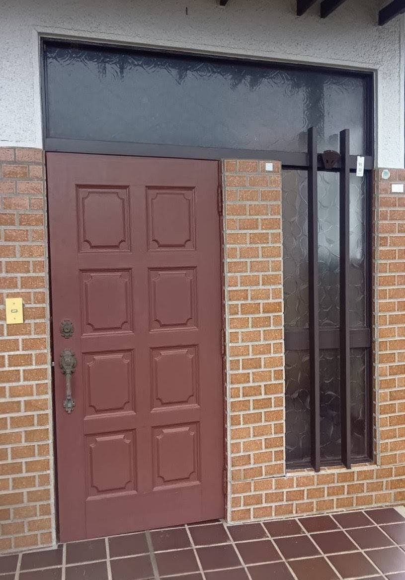 マド工房のなんと！　玄関ドアから玄関引戸への施工前の写真1