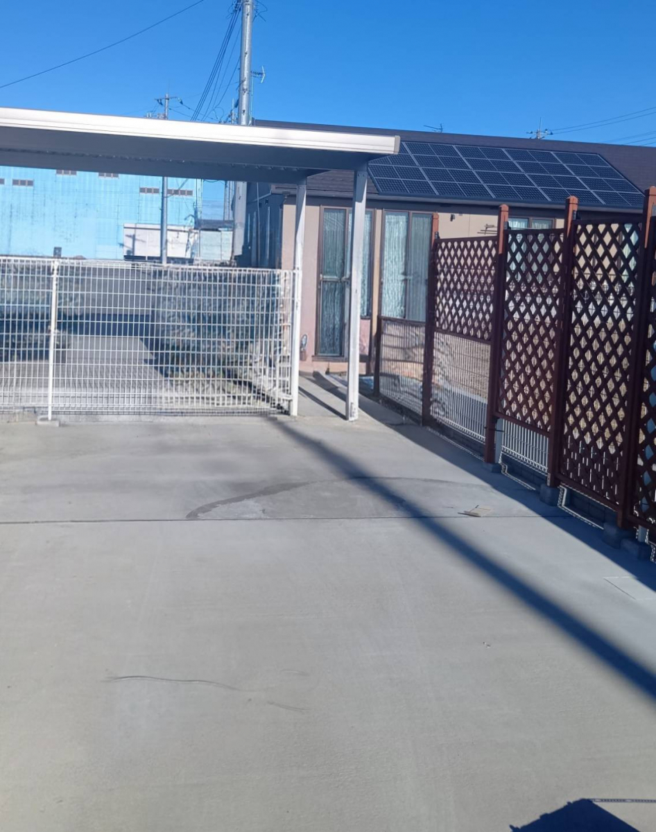 マド工房の大切な車を雨風から守ります！の施工前の写真1