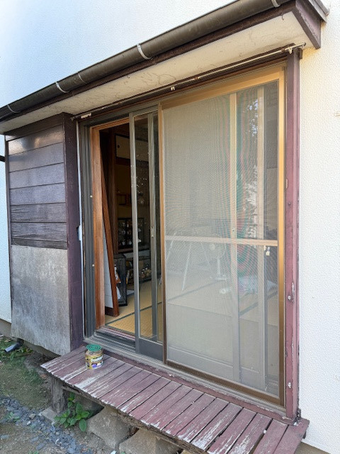 マド工房の1枚ガラスの古いアルミサッシが、たった1日でキレイな窓に工事完了！の施工前の写真1