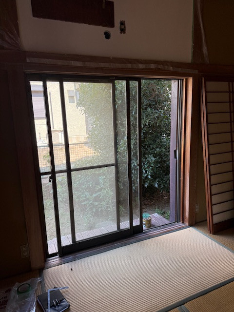 マド工房の1枚ガラスの古いアルミサッシが、たった1日でキレイな窓に工事完了！の施工前の写真2