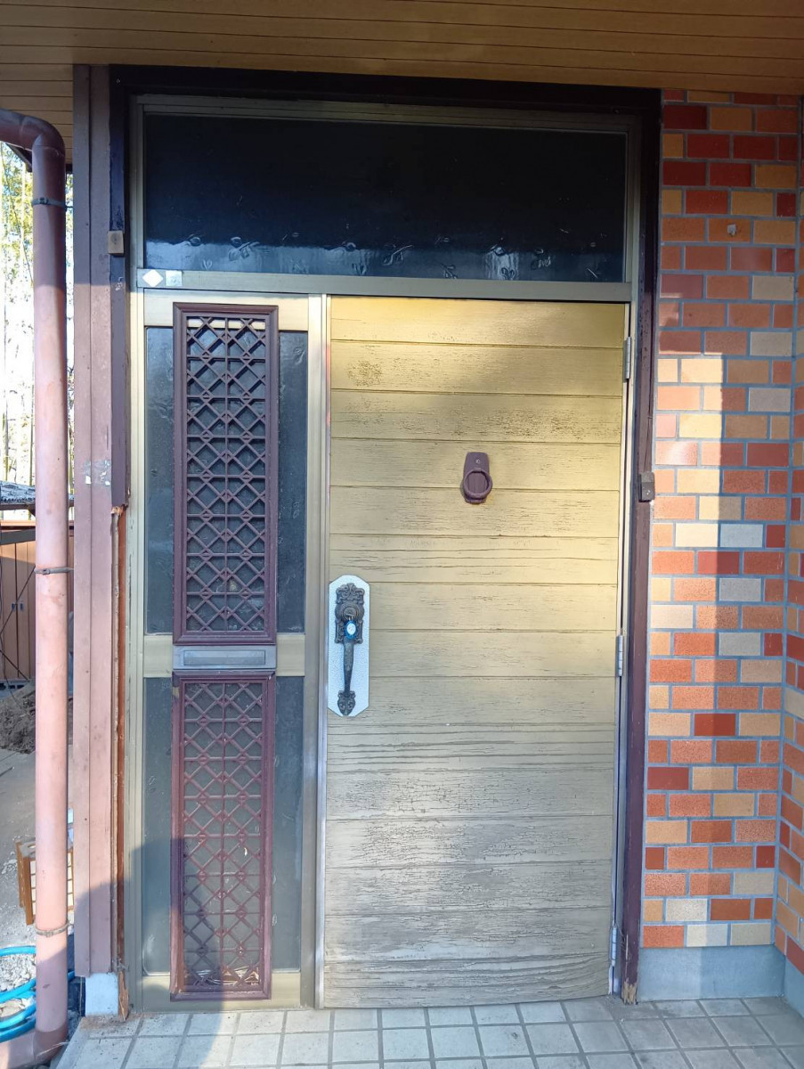 マド工房の玄関ドアのストレス解消！！の施工前の写真1