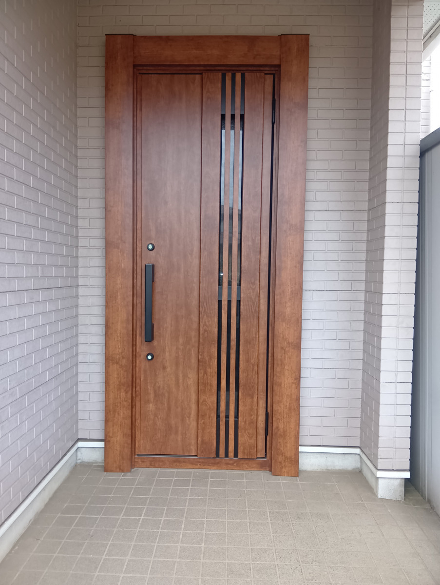 マド工房のドア取り替え工事の施工後の写真1