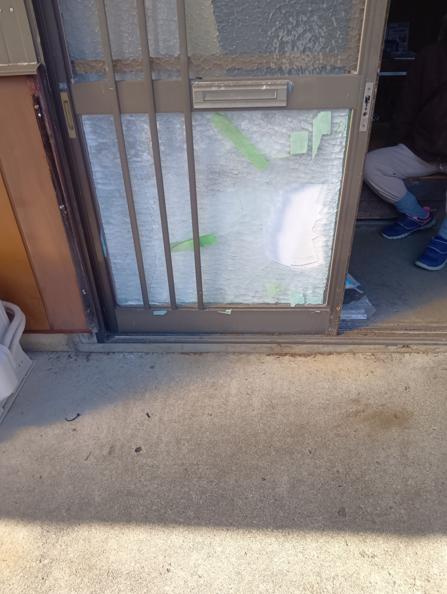 マド工房のガラス修繕の施工前の写真1