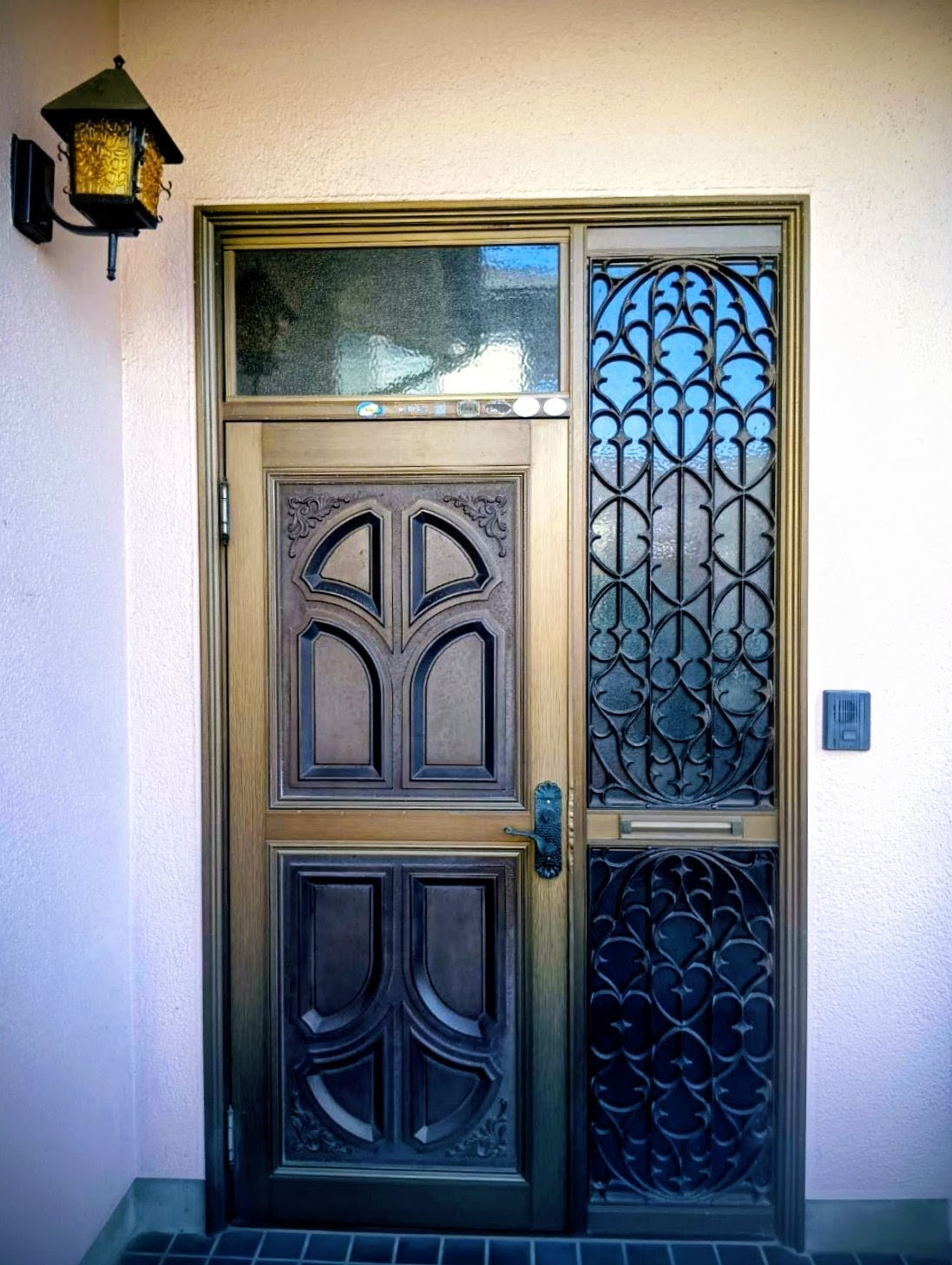 マド工房のドア取り替え工事の施工前の写真1