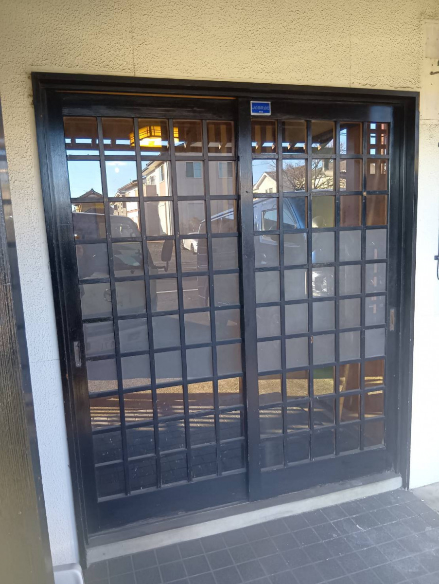 マド工房の玄関引戸取り替え工事の施工前の写真1