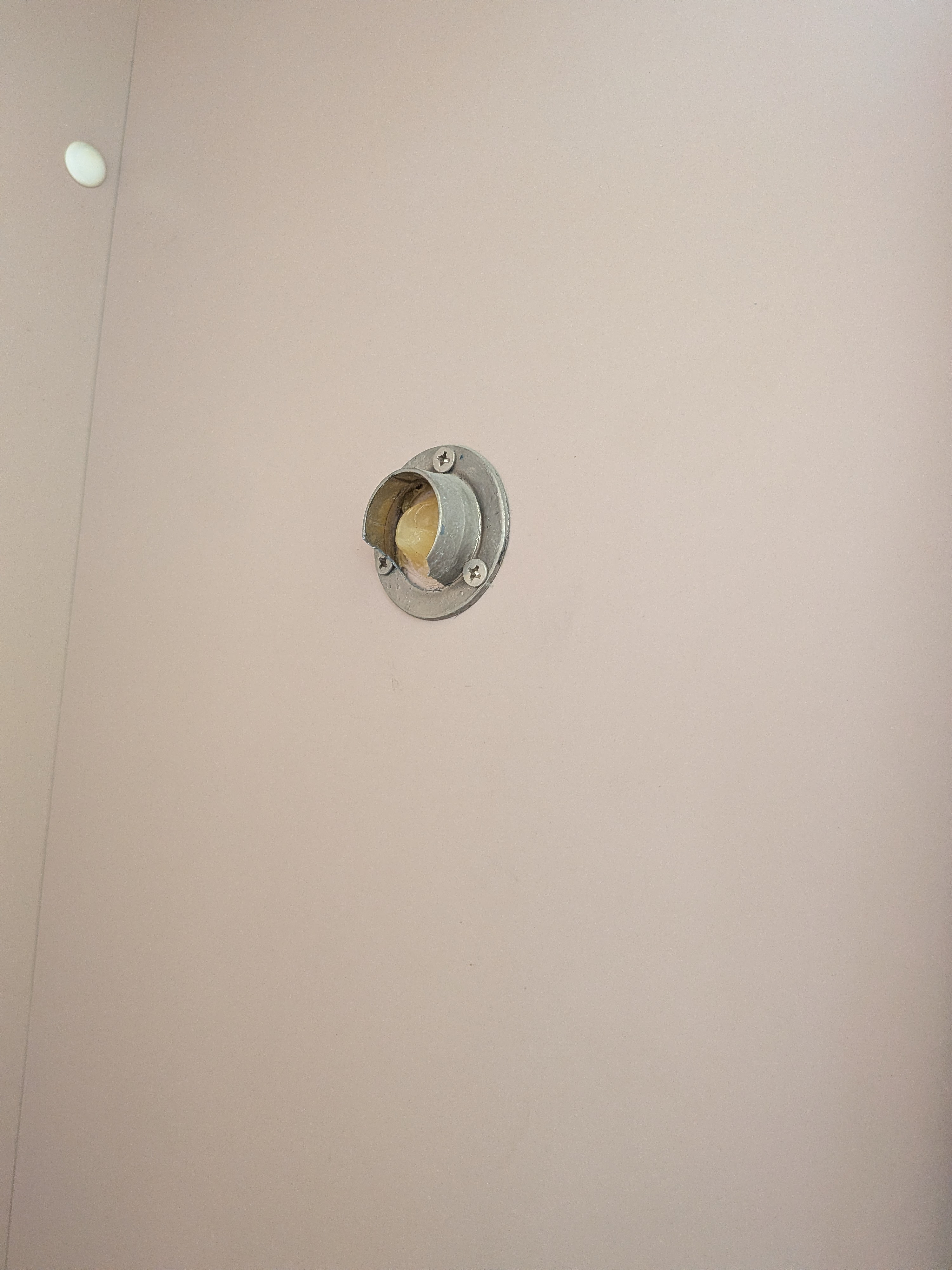 マド工房の掃除用具入れ修繕の施工前の写真2