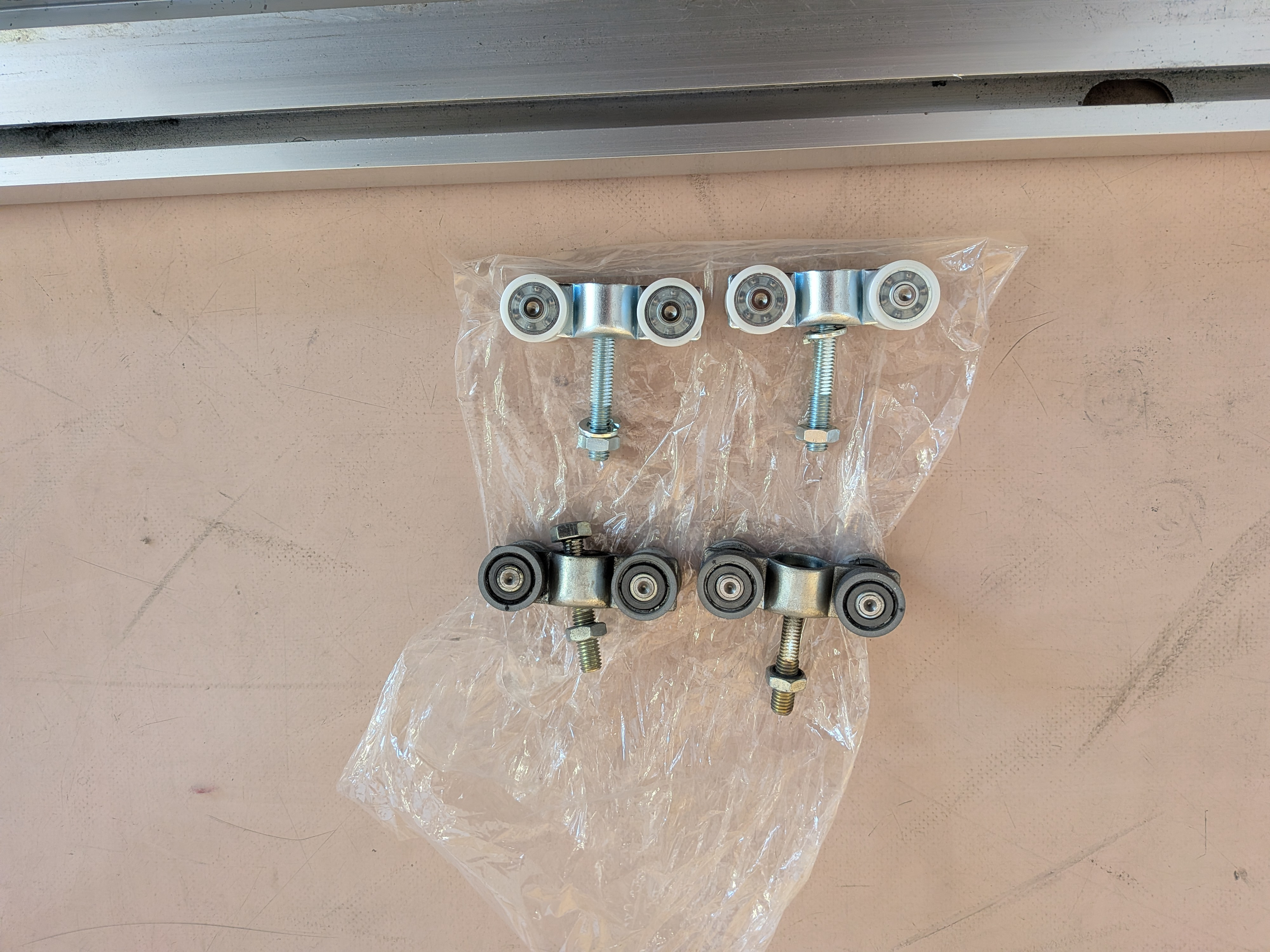 マド工房の上吊り引戸　吊り車交換の施工後の写真1