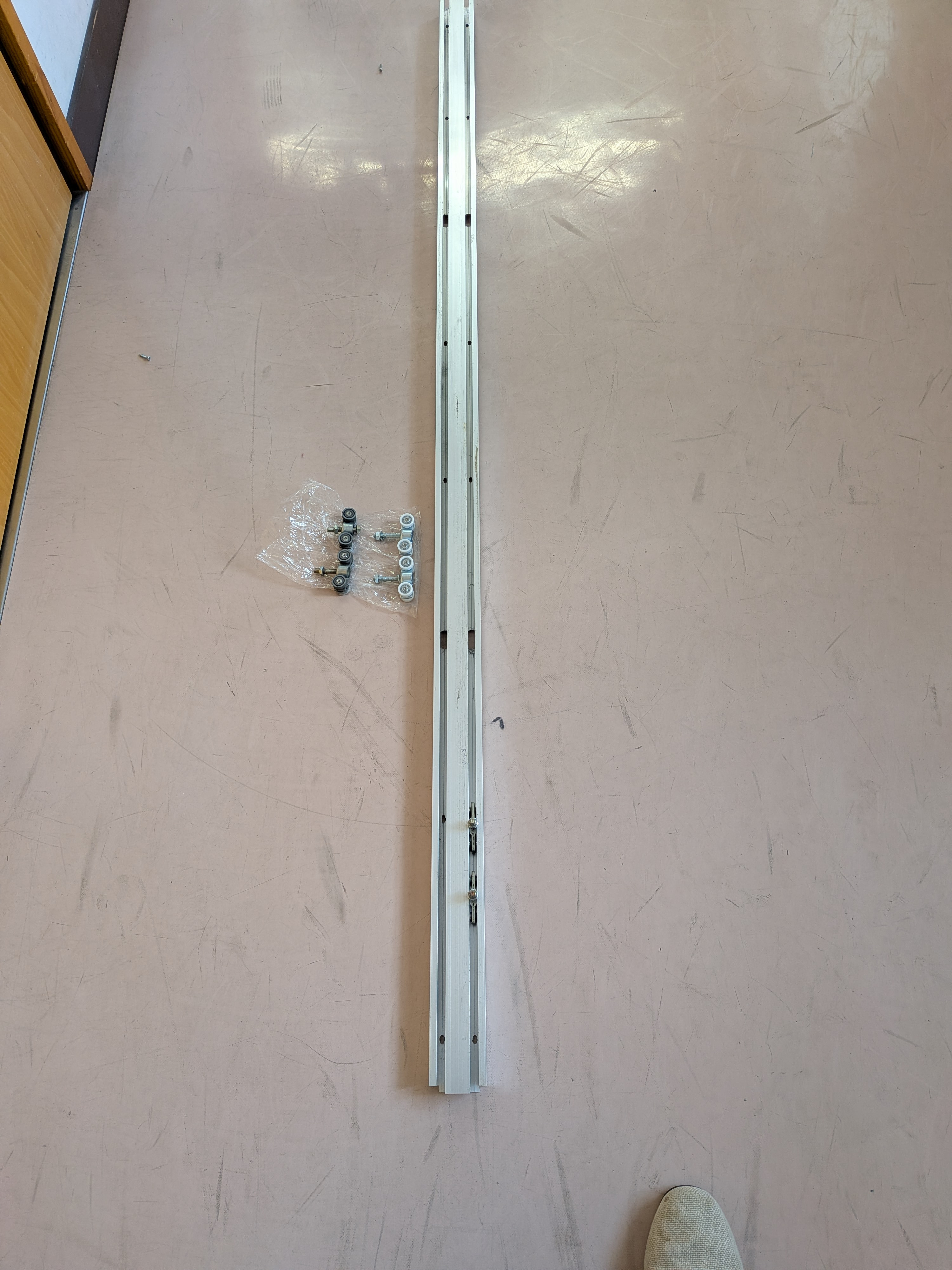 マド工房の上吊り引戸　吊り車交換の施工後の写真2