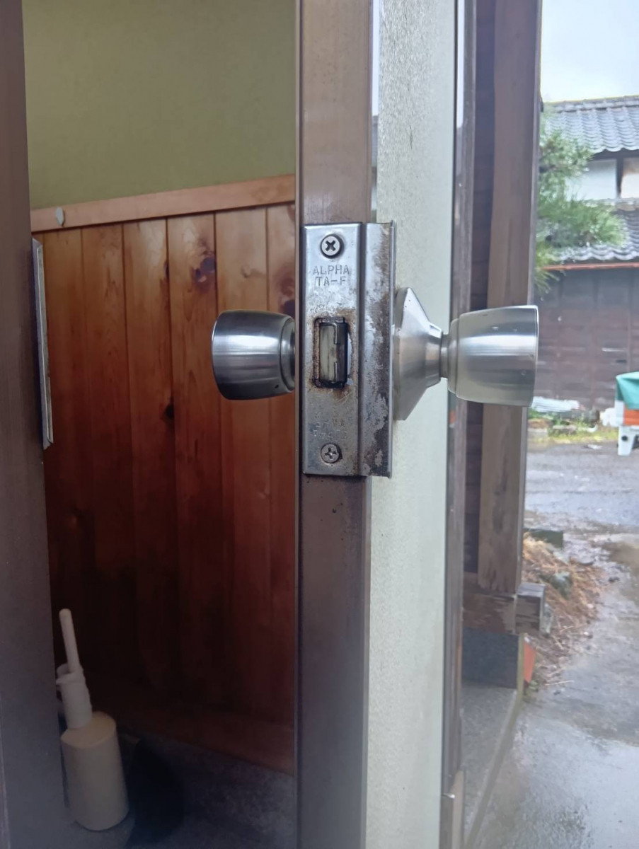 マド工房のドアロックスムーズの施工前の写真1