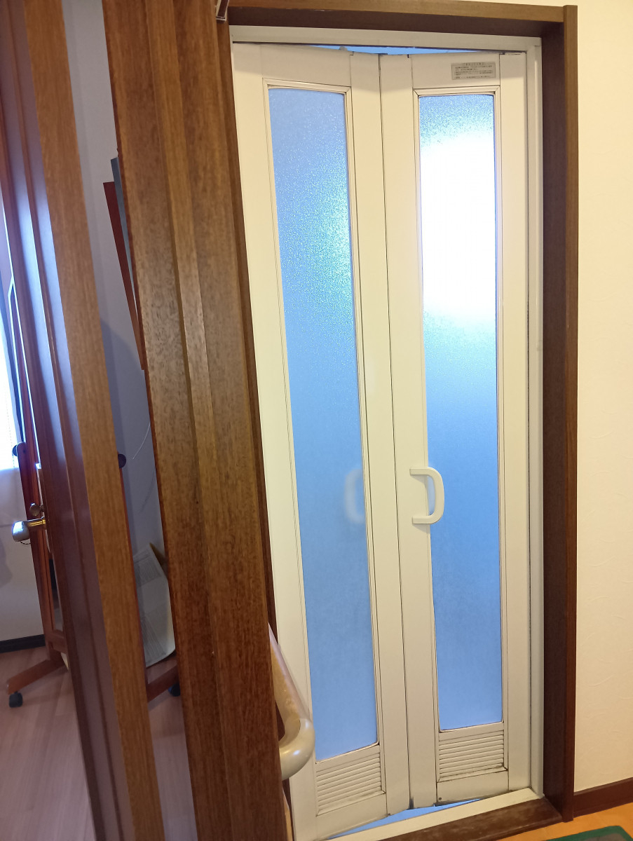 マド工房のドア取り替えの施工前の写真1
