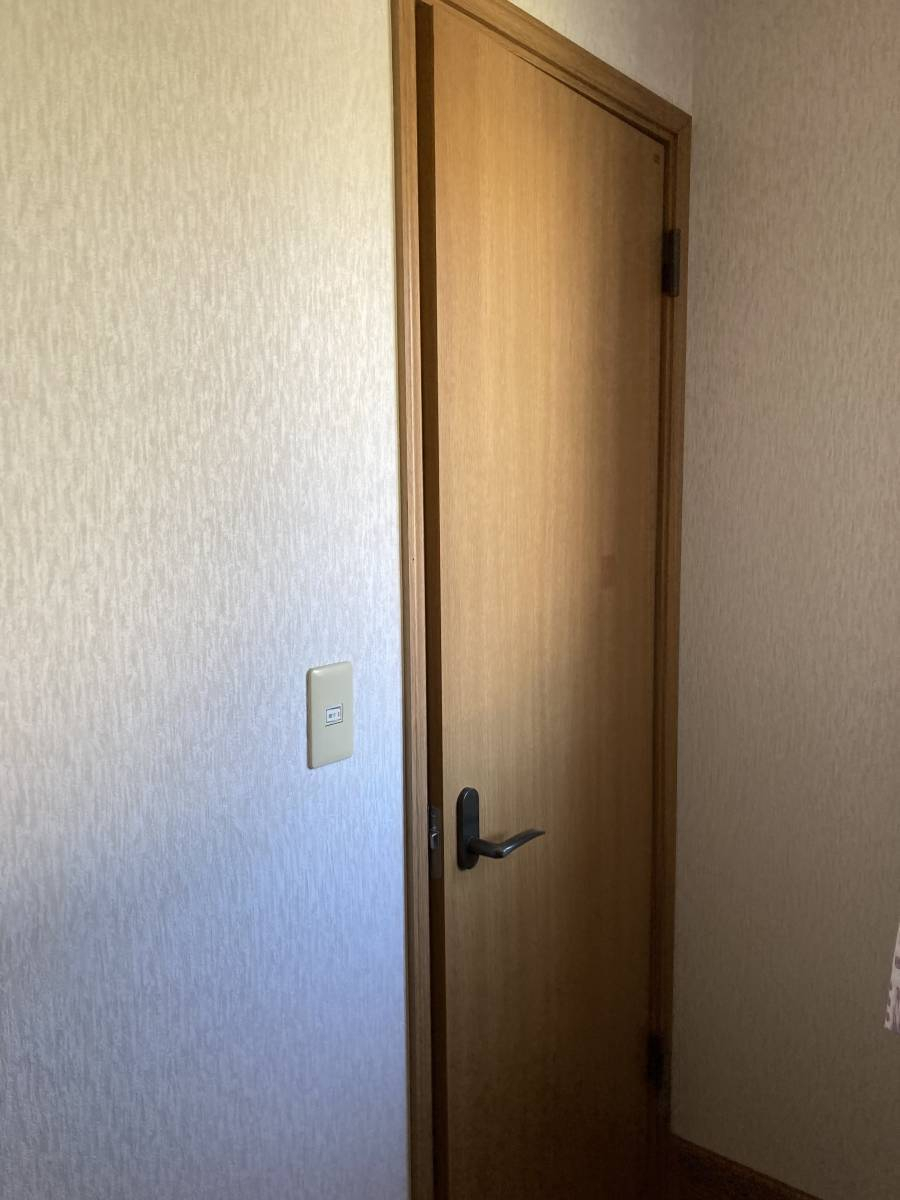 スミック 渋川店の室内ドアの扉交換をさせていただきました！【渋川市】の施工前の写真2