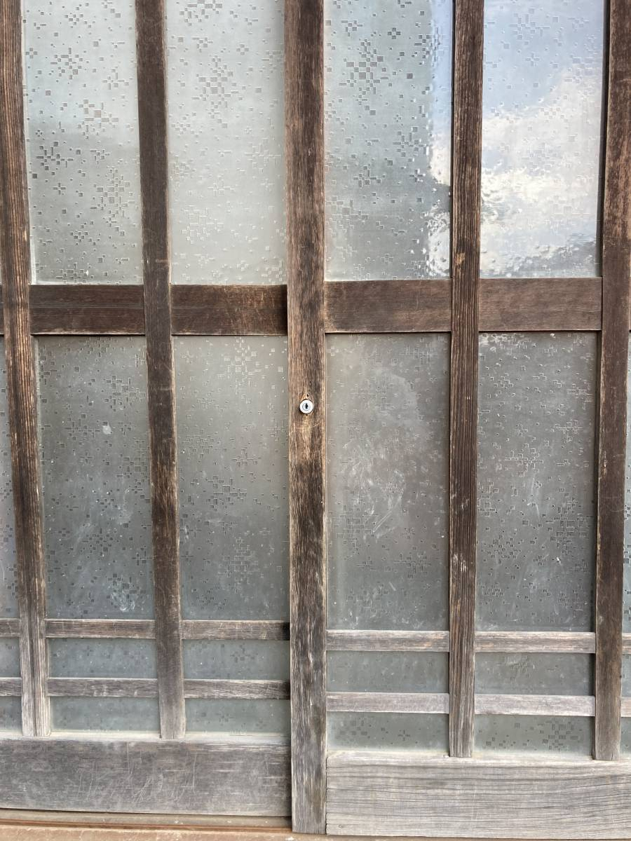 スミック 渋川店の木製玄関引戸に新しく錠をつけさせていただきました！【渋川市北橘町】の施工前の写真1