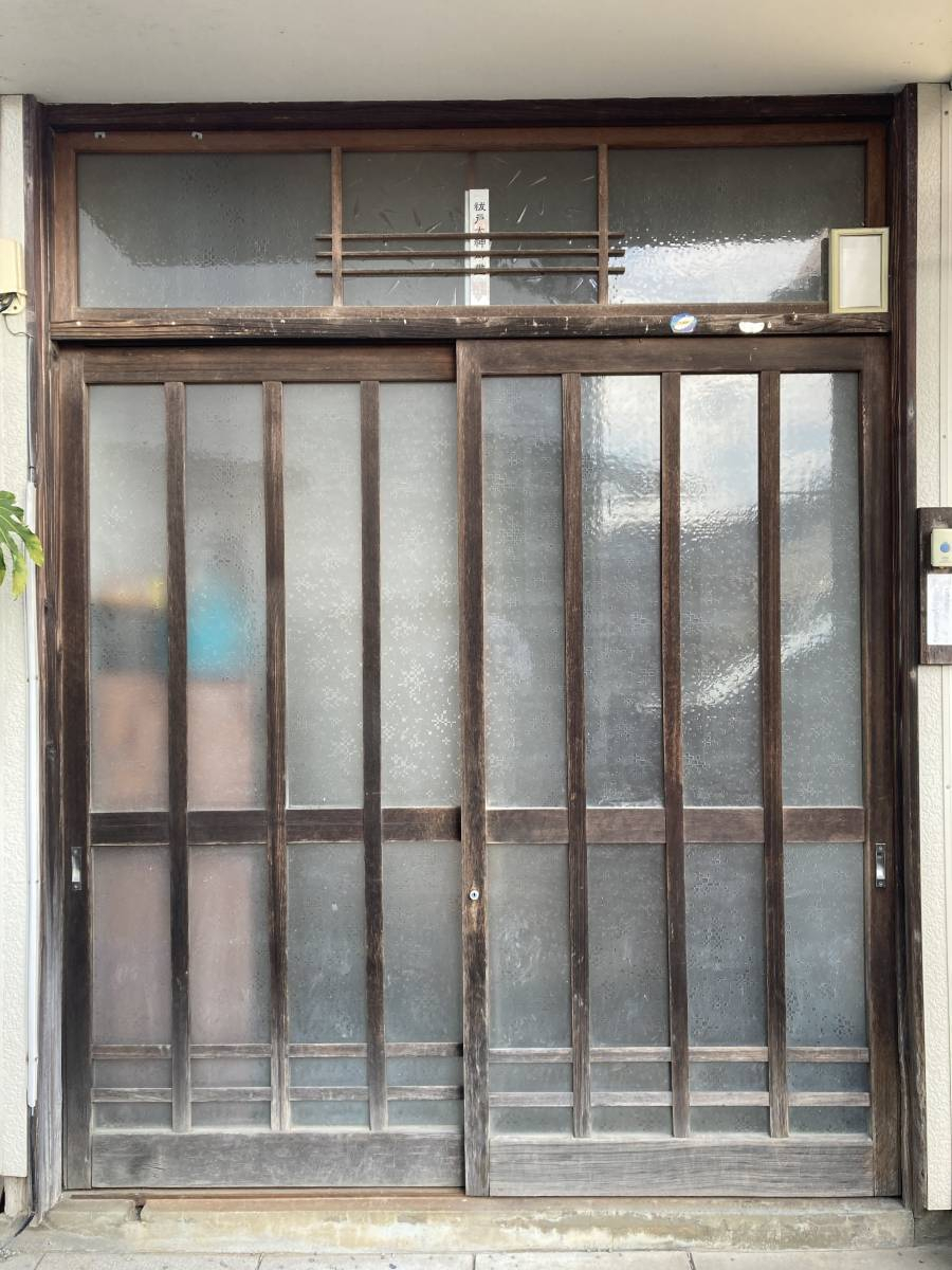 スミック 渋川店の木製玄関引戸に新しく錠をつけさせていただきました！【渋川市北橘町】の施工前の写真3