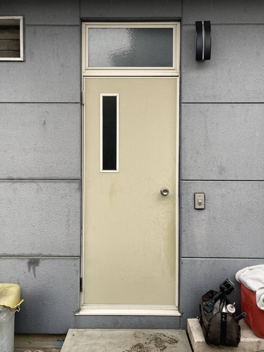 スミック 渋川店の勝手口ドアのリフォームで風通しを♪【吾妻郡中之条町】の施工前の写真1