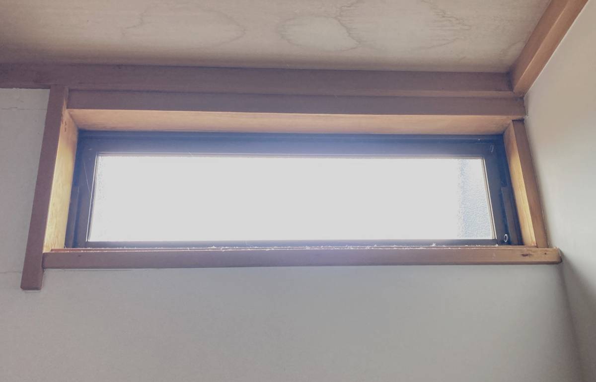 スミック 渋川店の小さな明り取り窓にも内窓インプラスがオススメです！【吾妻郡草津町】の施工前の写真1