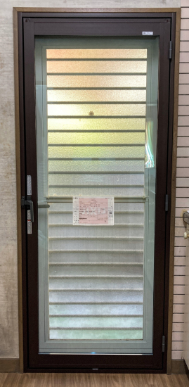 スミック 渋川店のドアにも内窓インプラスを取り付けられます！【渋川市】施工事例写真1