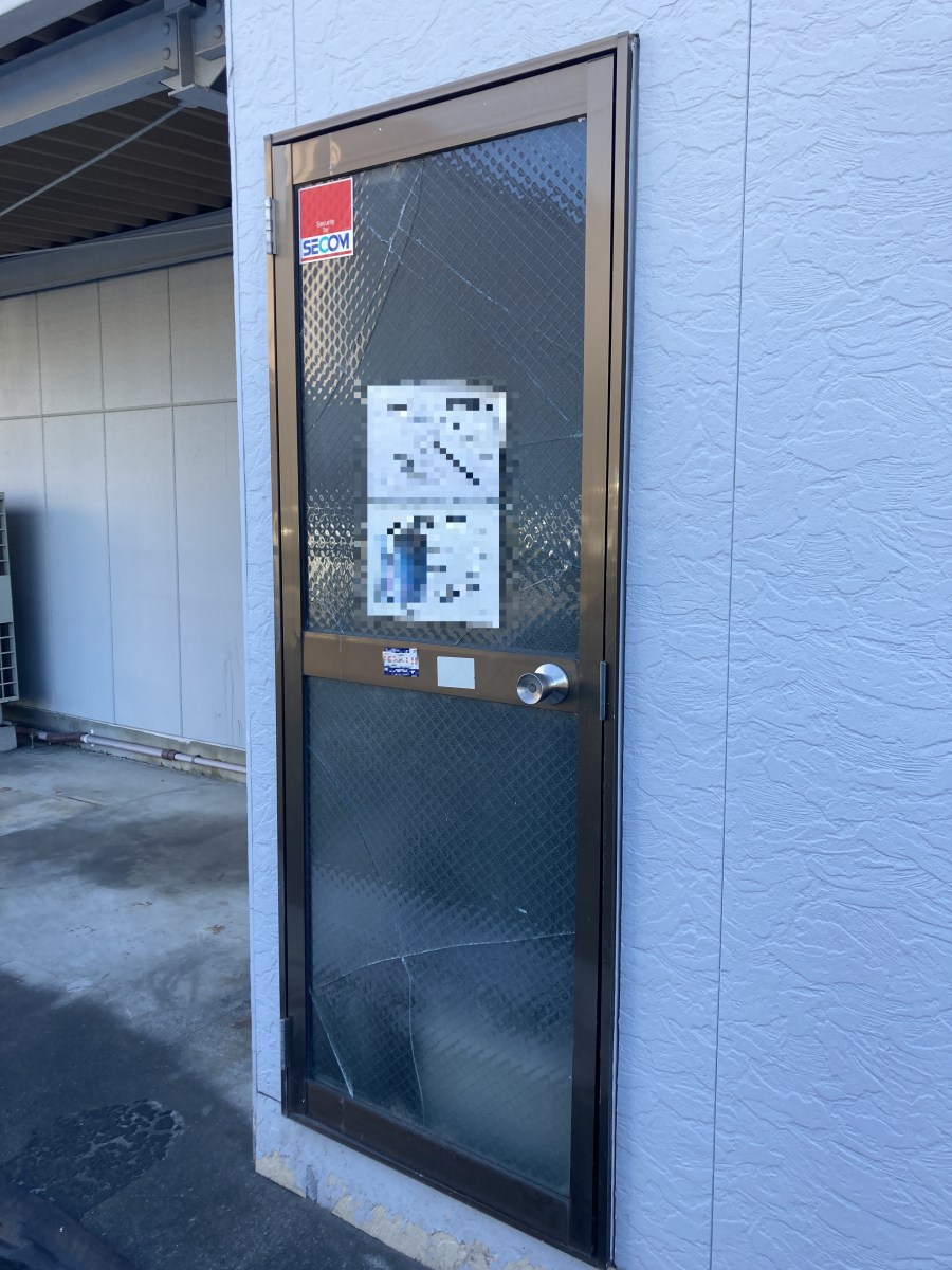 スミック 渋川店の風に煽られて破損してしまったドアの交換をさせて頂きました！【前橋市】の施工前の写真1