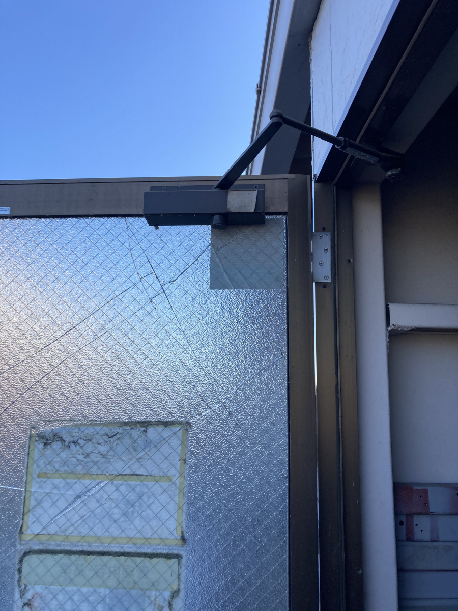 スミック 渋川店の風に煽られて破損してしまったドアの交換をさせて頂きました！【前橋市】の施工前の写真2
