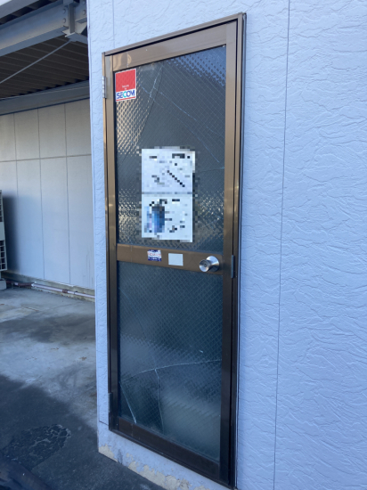 スミック 渋川店の風に煽られて破損してしまったドアの交換をさせて頂きました！【前橋市】施工事例写真1