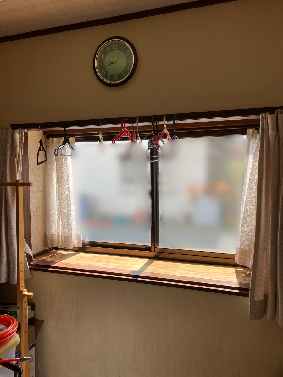 スミック 渋川店の【東吾妻町】夏は暑く、冬は隙間風が… 出窓を断熱して快適な住まいに【窓リノベ補助金2025】の施工前の写真1