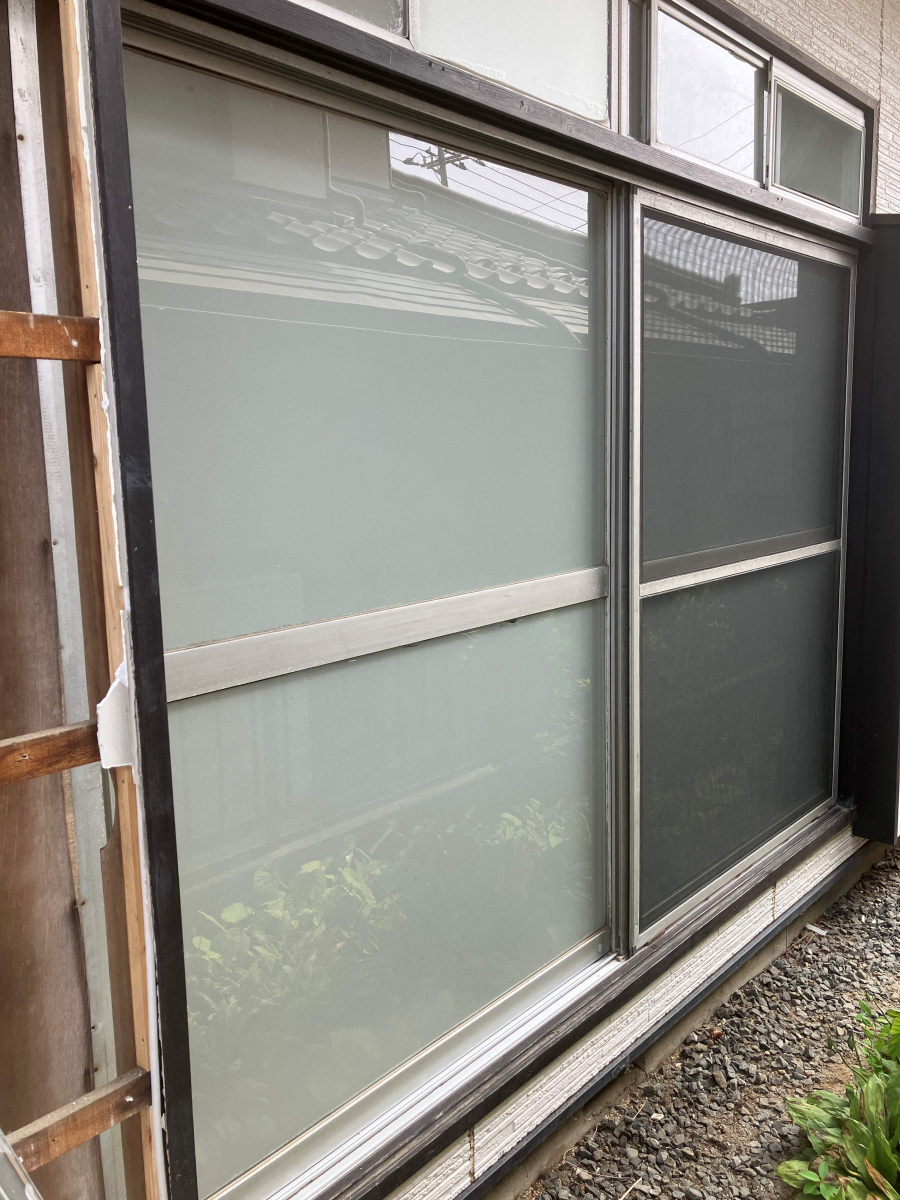 スミック 渋川店の【中之条町】古いサッシと雨戸を同時に取替えて快適な暮らし♪【窓リノベ2025補助金】の施工前の写真1