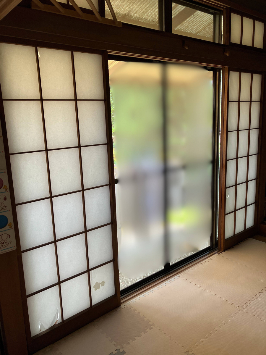 スミック 渋川店の【中之条町】大きな4枚建の掃き出し窓＋らん間を内窓でまるっと断熱！【窓リノベ2025補助金】の施工前の写真1